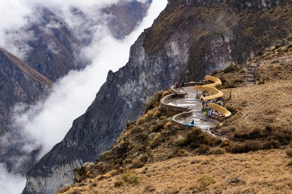 Quels sont les équipements nécessaires pour un camping en région polaire en été?
